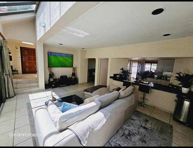 4 BEDROOM HOUSE FOR SALE IN SANDHURST